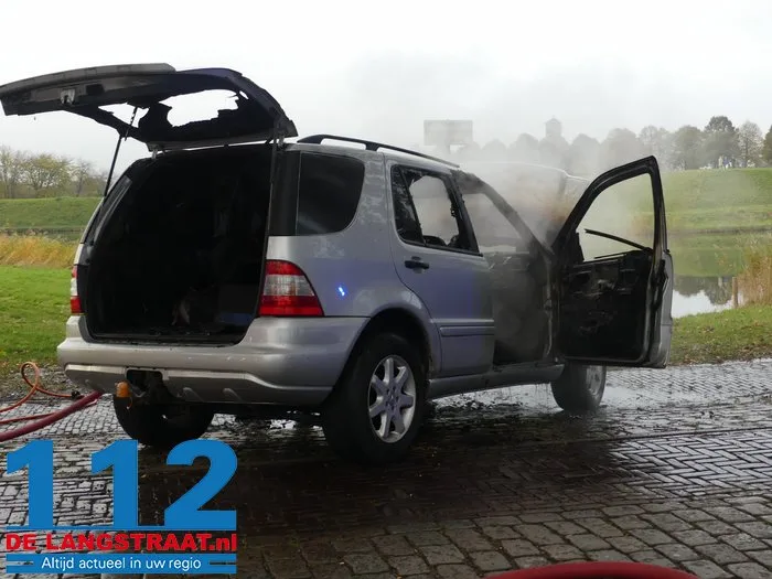 Auto vliegt tijdens het rijden in brand in Heusden 3 Auto vliegt tijdens het rijden in brand in Heusden 112 De Langstraat