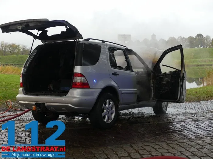 Auto vliegt tijdens het rijden in brand in Heusden 4 Auto vliegt tijdens het rijden in brand in Heusden 112 De Langstraat