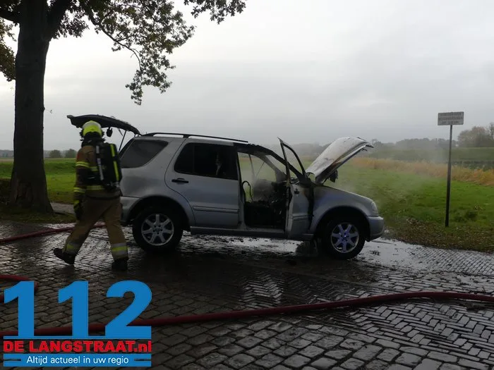 Auto vliegt tijdens het rijden in brand in Heusden 5 Auto vliegt tijdens het rijden in brand in Heusden 112 De Langstraat