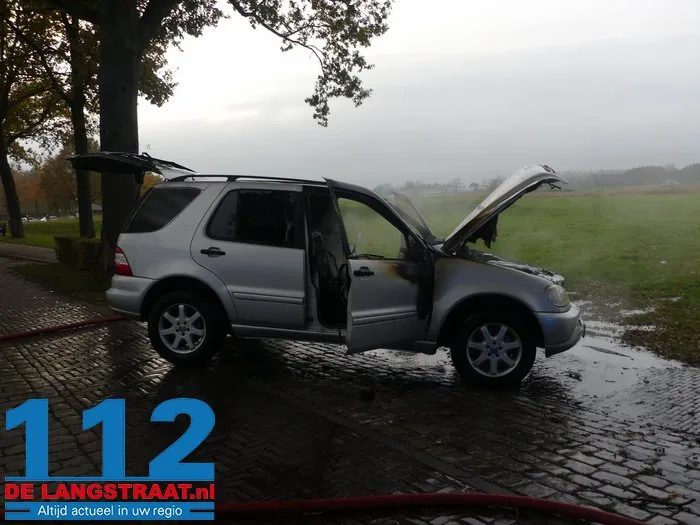 Auto vliegt tijdens het rijden in brand in Heusden 6 Auto vliegt tijdens het rijden in brand in Heusden 112 De Langstraat
