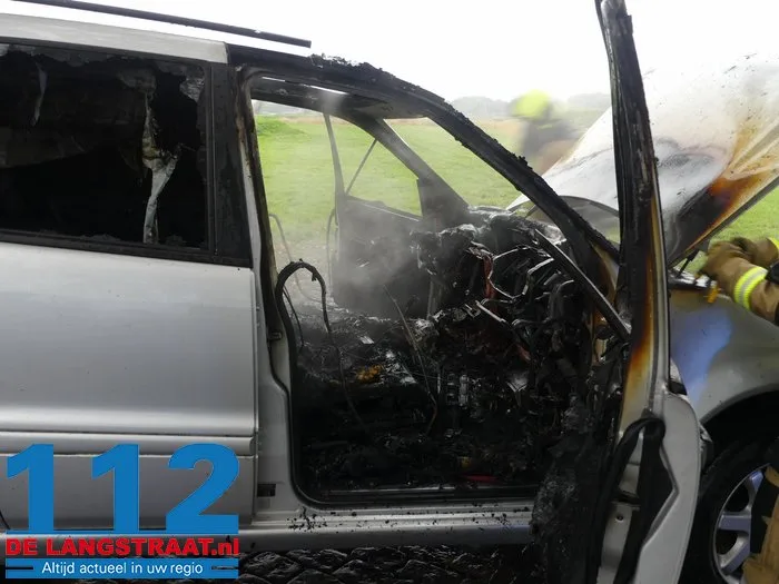 Auto vliegt tijdens het rijden in brand in Heusden 9 Auto vliegt tijdens het rijden in brand in Heusden 112 De Langstraat