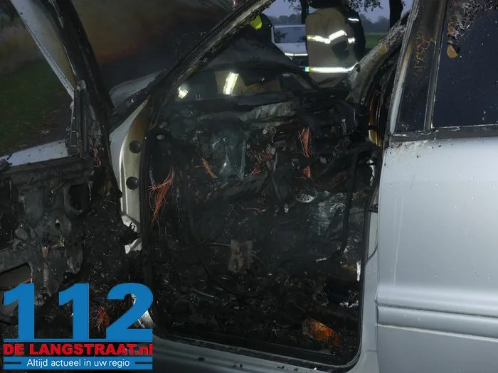 Auto vliegt tijdens het rijden in brand in Heusden 11 Auto vliegt tijdens het rijden in brand in Heusden 112 De Langstraat