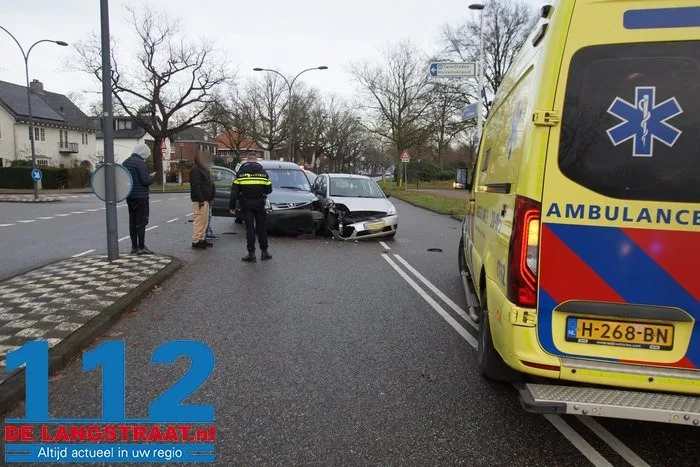Bestuurster raakt gewond bij botsing aan de Floris V-Laan Waalwijk 1 Bestuurster raakt gewond bij botsing aan de Floris V-Laan Waalwijk 112 De Langstraat
