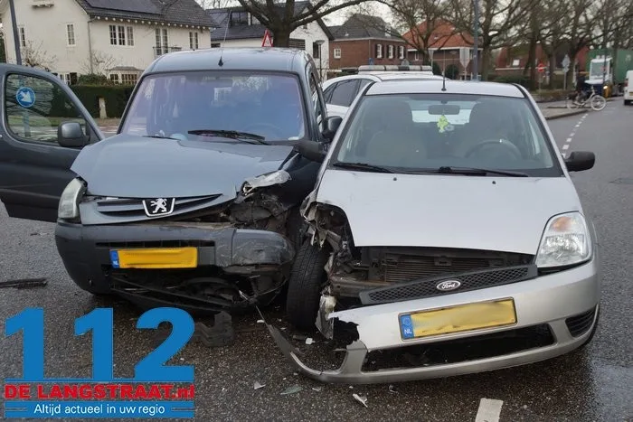 Bestuurster raakt gewond bij botsing aan de Floris V-Laan Waalwijk 2 Bestuurster raakt gewond bij botsing aan de Floris V-Laan Waalwijk 112 De Langstraat