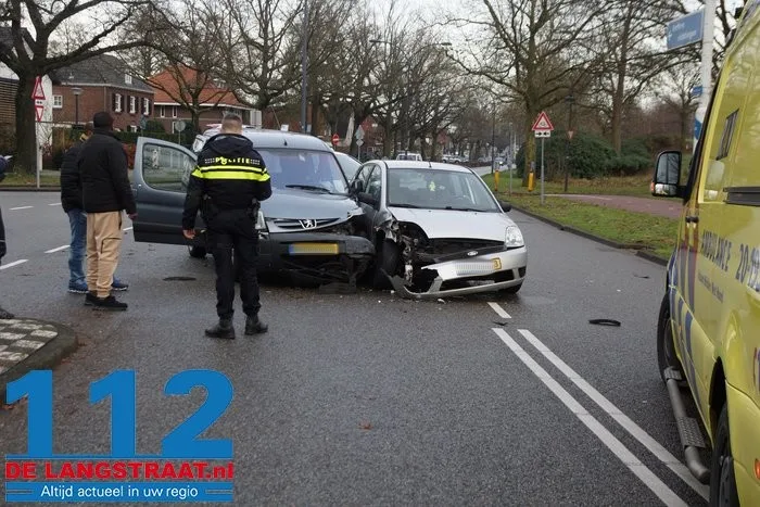 Bestuurster raakt gewond bij botsing aan de Floris V-Laan Waalwijk 4 Bestuurster raakt gewond bij botsing aan de Floris V-Laan Waalwijk 112 De Langstraat
