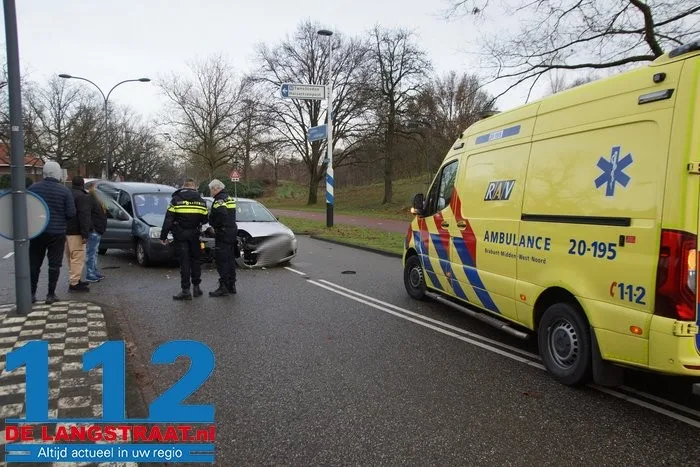 Bestuurster raakt gewond bij botsing aan de Floris V-Laan Waalwijk 5 Bestuurster raakt gewond bij botsing aan de Floris V-Laan Waalwijk 112 De Langstraat