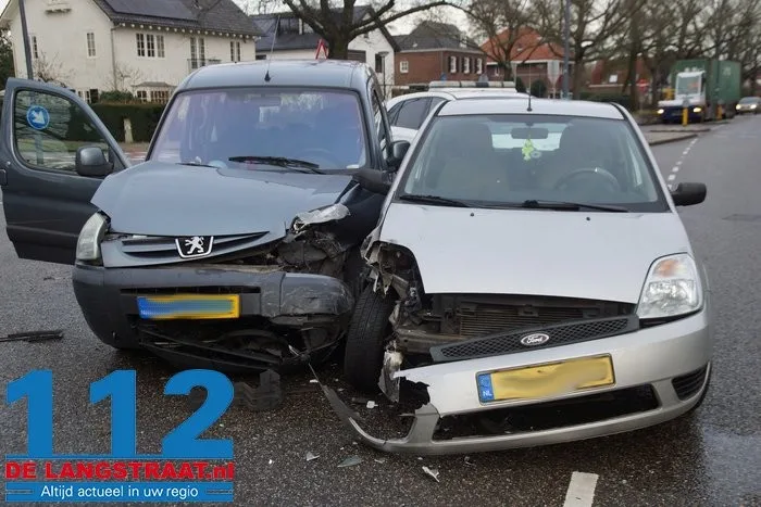 Bestuurster raakt gewond bij botsing aan de Floris V-Laan Waalwijk 7 Bestuurster raakt gewond bij botsing aan de Floris V-Laan Waalwijk 112 De Langstraat