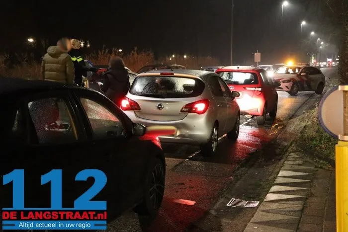 Auto's botsen op elkaar Bachlaan Waalwijk. 1 Auto's botsen op elkaar Bachlaan Waalwijk. 112 De Langstraat