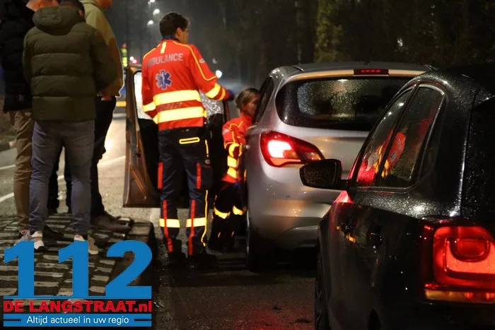 Auto's botsen op elkaar Bachlaan Waalwijk. 6 Auto's botsen op elkaar Bachlaan Waalwijk. 112 De Langstraat