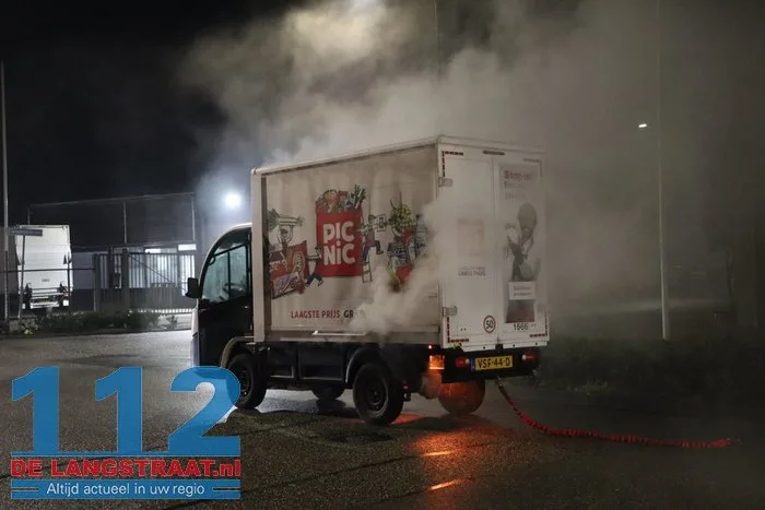 Picnicwagentje vliegt in brand tijdens slepen collega in Kaatsheuvel 3 Picnicwagentje vliegt in brand tijdens slepen collega in Kaatsheuvel 112 De Langstraat