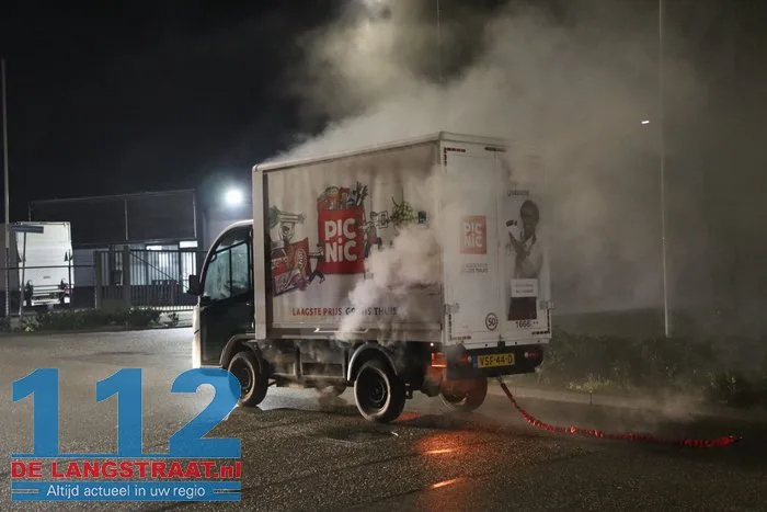 Picnicwagentje vliegt in brand tijdens slepen collega in Kaatsheuvel 4 Picnicwagentje vliegt in brand tijdens slepen collega in Kaatsheuvel 112 De Langstraat