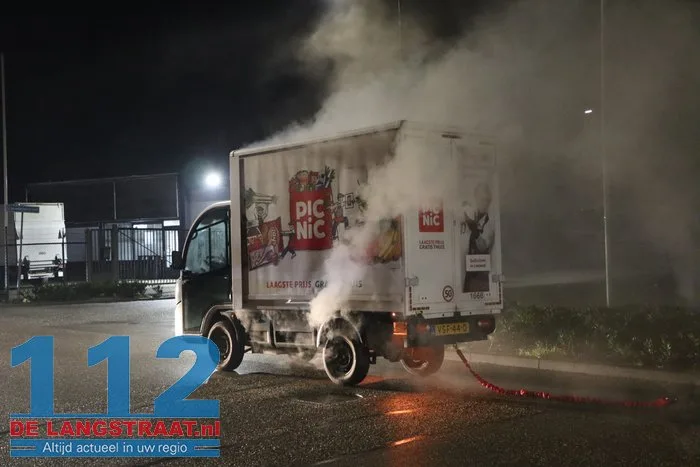 Picnicwagentje vliegt in brand tijdens slepen collega in Kaatsheuvel 6 Picnicwagentje vliegt in brand tijdens slepen collega in Kaatsheuvel 112 De Langstraat