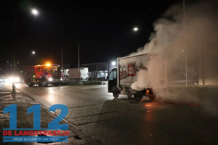Picnicwagentje vliegt in brand tijdens slepen collega in Kaatsheuvel 7 Picnicwagentje vliegt in brand tijdens slepen collega in Kaatsheuvel 112 De Langstraat