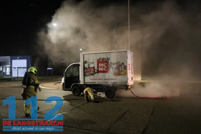 Picnicwagentje vliegt in brand tijdens slepen collega in Kaatsheuvel 9 Picnicwagentje vliegt in brand tijdens slepen collega in Kaatsheuvel 112 De Langstraat
