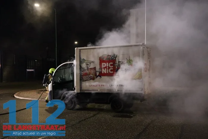 Picnicwagentje vliegt in brand tijdens slepen collega in Kaatsheuvel 10 Picnicwagentje vliegt in brand tijdens slepen collega in Kaatsheuvel 112 De Langstraat