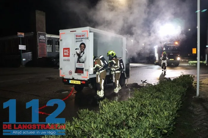 Picnicwagentje vliegt in brand tijdens slepen collega in Kaatsheuvel 13 Picnicwagentje vliegt in brand tijdens slepen collega in Kaatsheuvel 112 De Langstraat