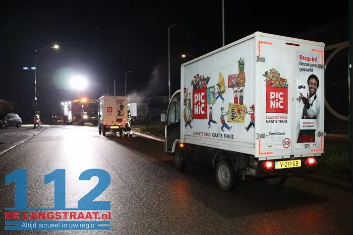 Picnicwagentje vliegt in brand tijdens slepen collega in Kaatsheuvel 16 Picnicwagentje vliegt in brand tijdens slepen collega in Kaatsheuvel 112 De Langstraat