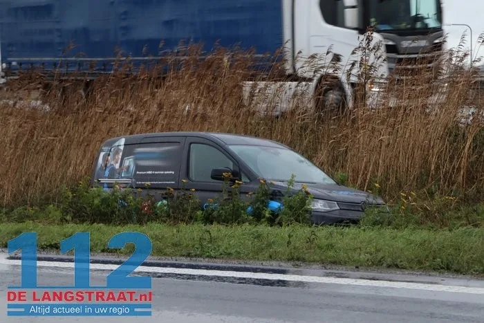 Bestuurder vliegt met auto uit de bocht Midden-Brabantweg Waalwijk 1 Bestuurder vliegt met auto uit de bocht Midden-Brabantweg Waalwijk 112 De Langstraat