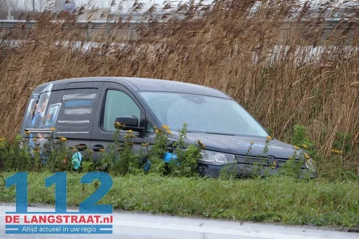 Bestuurder vliegt met auto uit de bocht Midden-Brabantweg Waalwijk 4 Bestuurder vliegt met auto uit de bocht Midden-Brabantweg Waalwijk 112 De Langstraat
