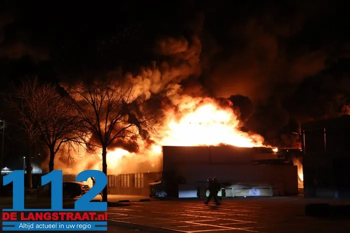 Brand bij Turkse ijsfabrikant in Waalwijk onder controle, naastgelegen gezinswoning ontruimd: ‘Vlammen sloegen over ons huis’ 1 Brand bij Turkse ijsfabrikant in Waalwijk onder controle, naastgelegen gezinswoning ontruimd: ‘Vlammen sloegen over ons huis’ 112 De Langstraat
