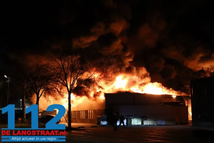 Brand bij Turkse ijsfabrikant in Waalwijk onder controle, naastgelegen gezinswoning ontruimd: ‘Vlammen sloegen over ons huis’ 2 Brand bij Turkse ijsfabrikant in Waalwijk onder controle, naastgelegen gezinswoning ontruimd: ‘Vlammen sloegen over ons huis’ 112 De Langstraat