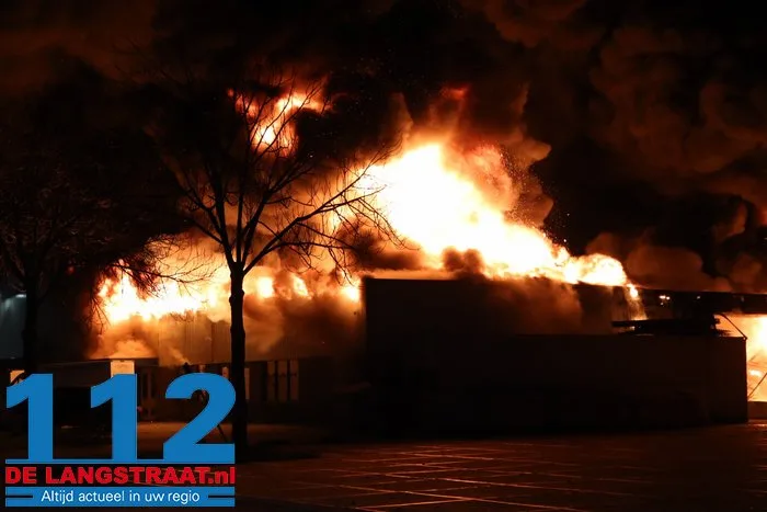 Brand bij Turkse ijsfabrikant in Waalwijk onder controle, naastgelegen gezinswoning ontruimd: ‘Vlammen sloegen over ons huis’ 3 Brand bij Turkse ijsfabrikant in Waalwijk onder controle, naastgelegen gezinswoning ontruimd: ‘Vlammen sloegen over ons huis’ 112 De Langstraat