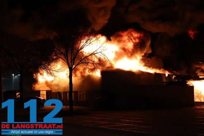 Brand bij Turkse ijsfabrikant in Waalwijk onder controle, naastgelegen gezinswoning ontruimd: ‘Vlammen sloegen over ons huis’ 4 Brand bij Turkse ijsfabrikant in Waalwijk onder controle, naastgelegen gezinswoning ontruimd: ‘Vlammen sloegen over ons huis’ 112 De Langstraat