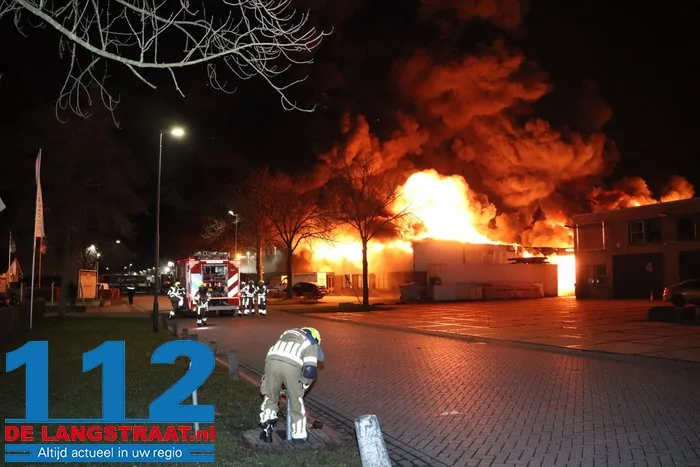 Brand bij Turkse ijsfabrikant in Waalwijk onder controle, naastgelegen gezinswoning ontruimd: ‘Vlammen sloegen over ons huis’ 5 Brand bij Turkse ijsfabrikant in Waalwijk onder controle, naastgelegen gezinswoning ontruimd: ‘Vlammen sloegen over ons huis’ 112 De Langstraat