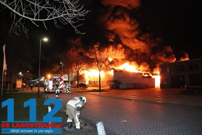 Brand bij Turkse ijsfabrikant in Waalwijk onder controle, naastgelegen gezinswoning ontruimd: ‘Vlammen sloegen over ons huis’ 6 Brand bij Turkse ijsfabrikant in Waalwijk onder controle, naastgelegen gezinswoning ontruimd: ‘Vlammen sloegen over ons huis’ 112 De Langstraat