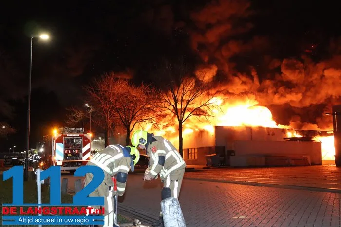 Brand bij Turkse ijsfabrikant in Waalwijk onder controle, naastgelegen gezinswoning ontruimd: ‘Vlammen sloegen over ons huis’ 7 Brand bij Turkse ijsfabrikant in Waalwijk onder controle, naastgelegen gezinswoning ontruimd: ‘Vlammen sloegen over ons huis’ 112 De Langstraat