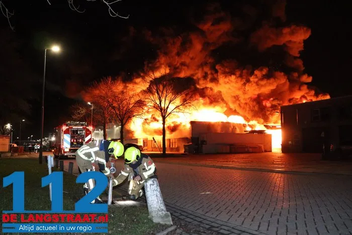 Brand bij Turkse ijsfabrikant in Waalwijk onder controle, naastgelegen gezinswoning ontruimd: ‘Vlammen sloegen over ons huis’ 9 Brand bij Turkse ijsfabrikant in Waalwijk onder controle, naastgelegen gezinswoning ontruimd: ‘Vlammen sloegen over ons huis’ 112 De Langstraat