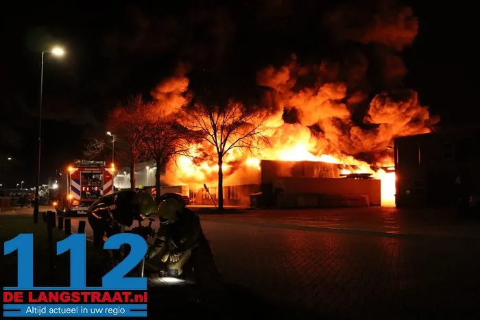 Brand bij Turkse ijsfabrikant in Waalwijk onder controle, naastgelegen gezinswoning ontruimd: ‘Vlammen sloegen over ons huis’ 10 Brand bij Turkse ijsfabrikant in Waalwijk onder controle, naastgelegen gezinswoning ontruimd: ‘Vlammen sloegen over ons huis’ 112 De Langstraat