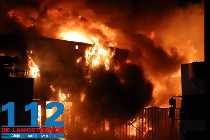 Brand bij Turkse ijsfabrikant in Waalwijk onder controle, naastgelegen gezinswoning ontruimd: ‘Vlammen sloegen over ons huis’ 11 Brand bij Turkse ijsfabrikant in Waalwijk onder controle, naastgelegen gezinswoning ontruimd: ‘Vlammen sloegen over ons huis’ 112 De Langstraat