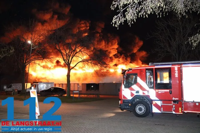 Brand bij Turkse ijsfabrikant in Waalwijk onder controle, naastgelegen gezinswoning ontruimd: ‘Vlammen sloegen over ons huis’ 12 Brand bij Turkse ijsfabrikant in Waalwijk onder controle, naastgelegen gezinswoning ontruimd: ‘Vlammen sloegen over ons huis’ 112 De Langstraat
