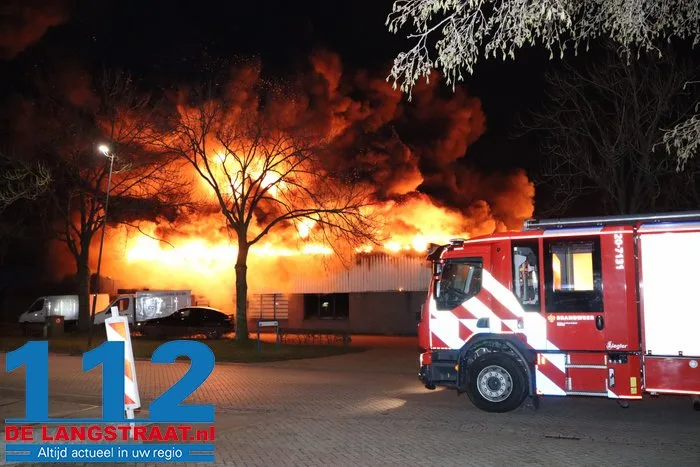 Brand bij Turkse ijsfabrikant in Waalwijk onder controle, naastgelegen gezinswoning ontruimd: ‘Vlammen sloegen over ons huis’ 13 Brand bij Turkse ijsfabrikant in Waalwijk onder controle, naastgelegen gezinswoning ontruimd: ‘Vlammen sloegen over ons huis’ 112 De Langstraat