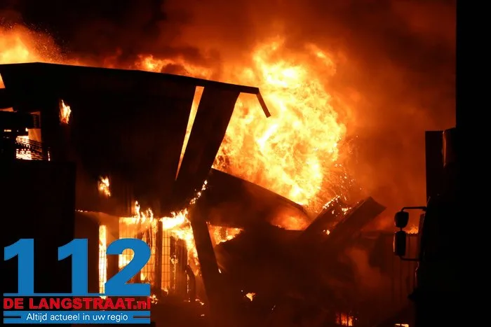 Brand bij Turkse ijsfabrikant in Waalwijk onder controle, naastgelegen gezinswoning ontruimd: ‘Vlammen sloegen over ons huis’ 14 Brand bij Turkse ijsfabrikant in Waalwijk onder controle, naastgelegen gezinswoning ontruimd: ‘Vlammen sloegen over ons huis’ 112 De Langstraat