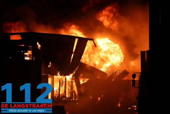 Brand bij Turkse ijsfabrikant in Waalwijk onder controle, naastgelegen gezinswoning ontruimd: ‘Vlammen sloegen over ons huis’ 15 Brand bij Turkse ijsfabrikant in Waalwijk onder controle, naastgelegen gezinswoning ontruimd: ‘Vlammen sloegen over ons huis’ 112 De Langstraat