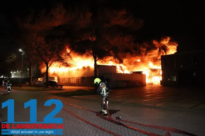 Brand bij Turkse ijsfabrikant in Waalwijk onder controle, naastgelegen gezinswoning ontruimd: ‘Vlammen sloegen over ons huis’ 16 Brand bij Turkse ijsfabrikant in Waalwijk onder controle, naastgelegen gezinswoning ontruimd: ‘Vlammen sloegen over ons huis’ 112 De Langstraat