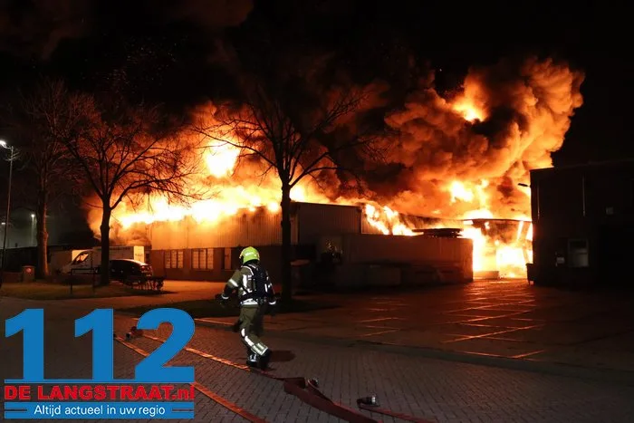 Brand bij Turkse ijsfabrikant in Waalwijk onder controle, naastgelegen gezinswoning ontruimd: ‘Vlammen sloegen over ons huis’ 17 Brand bij Turkse ijsfabrikant in Waalwijk onder controle, naastgelegen gezinswoning ontruimd: ‘Vlammen sloegen over ons huis’ 112 De Langstraat