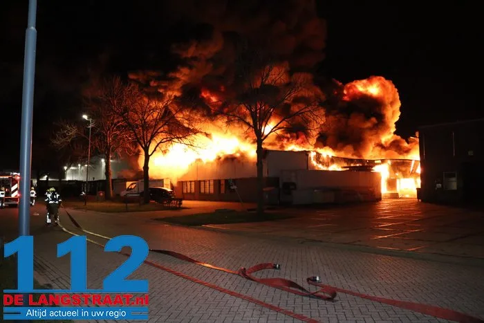 Brand bij Turkse ijsfabrikant in Waalwijk onder controle, naastgelegen gezinswoning ontruimd: ‘Vlammen sloegen over ons huis’ 18 Brand bij Turkse ijsfabrikant in Waalwijk onder controle, naastgelegen gezinswoning ontruimd: ‘Vlammen sloegen over ons huis’ 112 De Langstraat
