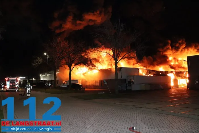 Brand bij Turkse ijsfabrikant in Waalwijk onder controle, naastgelegen gezinswoning ontruimd: ‘Vlammen sloegen over ons huis’ 19 Brand bij Turkse ijsfabrikant in Waalwijk onder controle, naastgelegen gezinswoning ontruimd: ‘Vlammen sloegen over ons huis’ 112 De Langstraat