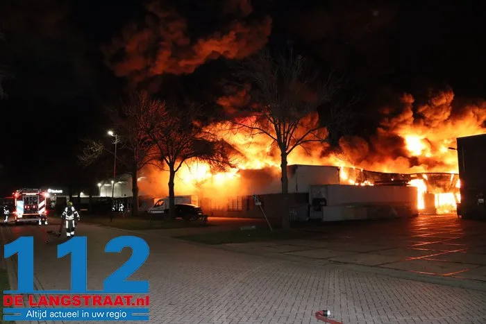 Brand bij Turkse ijsfabrikant in Waalwijk onder controle, naastgelegen gezinswoning ontruimd: ‘Vlammen sloegen over ons huis’ 20 Brand bij Turkse ijsfabrikant in Waalwijk onder controle, naastgelegen gezinswoning ontruimd: ‘Vlammen sloegen over ons huis’ 112 De Langstraat