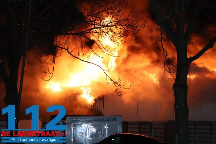 Brand bij Turkse ijsfabrikant in Waalwijk onder controle, naastgelegen gezinswoning ontruimd: ‘Vlammen sloegen over ons huis’ 21 Brand bij Turkse ijsfabrikant in Waalwijk onder controle, naastgelegen gezinswoning ontruimd: ‘Vlammen sloegen over ons huis’ 112 De Langstraat