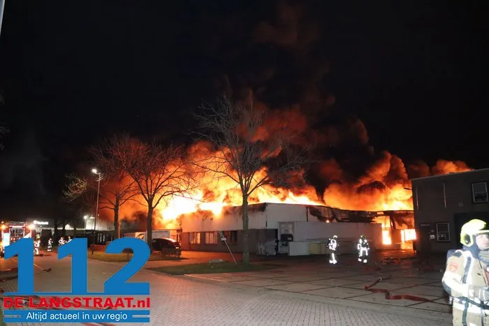 Brand bij Turkse ijsfabrikant in Waalwijk onder controle, naastgelegen gezinswoning ontruimd: ‘Vlammen sloegen over ons huis’ 22 Brand bij Turkse ijsfabrikant in Waalwijk onder controle, naastgelegen gezinswoning ontruimd: ‘Vlammen sloegen over ons huis’ 112 De Langstraat