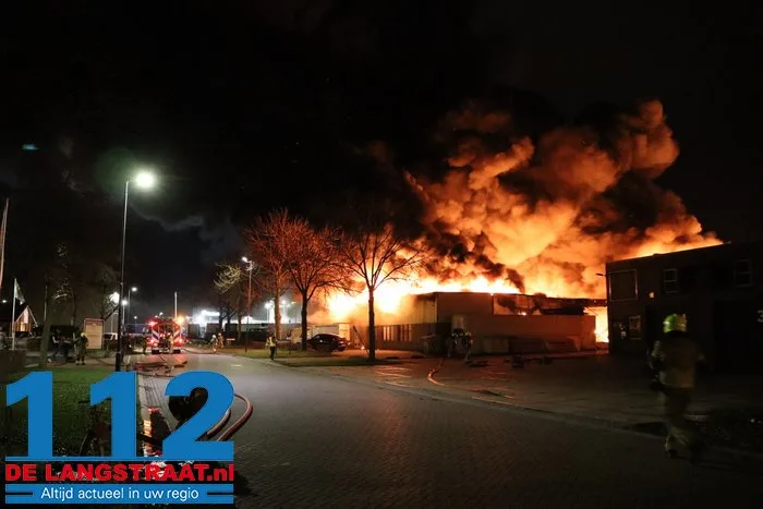Brand bij Turkse ijsfabrikant in Waalwijk onder controle, naastgelegen gezinswoning ontruimd: ‘Vlammen sloegen over ons huis’ 23 Brand bij Turkse ijsfabrikant in Waalwijk onder controle, naastgelegen gezinswoning ontruimd: ‘Vlammen sloegen over ons huis’ 112 De Langstraat