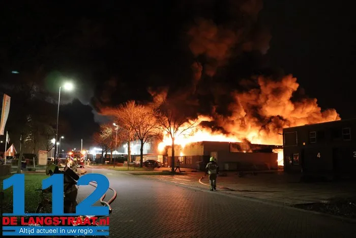 Brand bij Turkse ijsfabrikant in Waalwijk onder controle, naastgelegen gezinswoning ontruimd: ‘Vlammen sloegen over ons huis’ 24 Brand bij Turkse ijsfabrikant in Waalwijk onder controle, naastgelegen gezinswoning ontruimd: ‘Vlammen sloegen over ons huis’ 112 De Langstraat