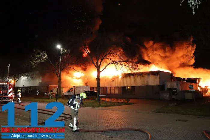 Brand bij Turkse ijsfabrikant in Waalwijk onder controle, naastgelegen gezinswoning ontruimd: ‘Vlammen sloegen over ons huis’ 25 Brand bij Turkse ijsfabrikant in Waalwijk onder controle, naastgelegen gezinswoning ontruimd: ‘Vlammen sloegen over ons huis’ 112 De Langstraat