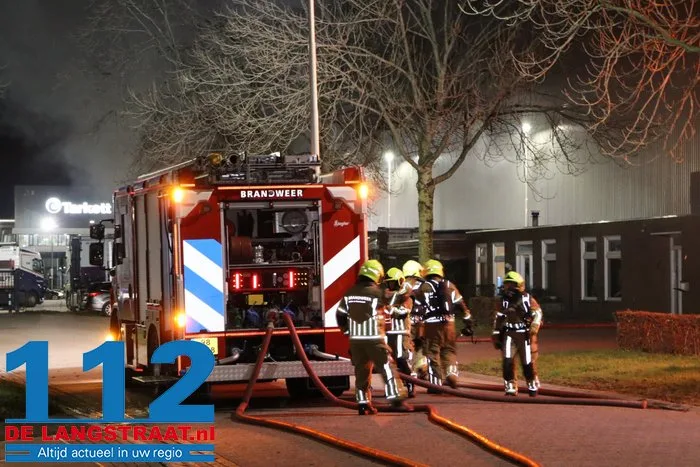 Brand bij Turkse ijsfabrikant in Waalwijk onder controle, naastgelegen gezinswoning ontruimd: ‘Vlammen sloegen over ons huis’ 26 Brand bij Turkse ijsfabrikant in Waalwijk onder controle, naastgelegen gezinswoning ontruimd: ‘Vlammen sloegen over ons huis’ 112 De Langstraat