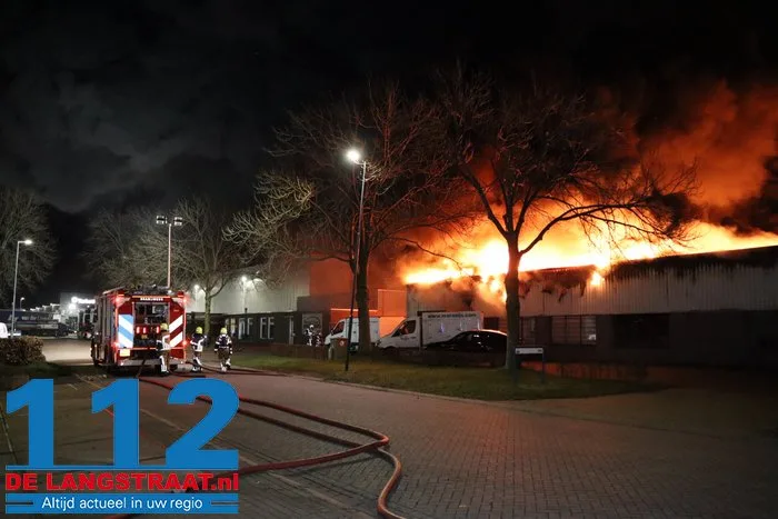 Brand bij Turkse ijsfabrikant in Waalwijk onder controle, naastgelegen gezinswoning ontruimd: ‘Vlammen sloegen over ons huis’ 27 Brand bij Turkse ijsfabrikant in Waalwijk onder controle, naastgelegen gezinswoning ontruimd: ‘Vlammen sloegen over ons huis’ 112 De Langstraat
