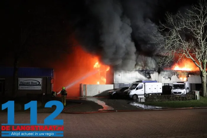 Brand bij Turkse ijsfabrikant in Waalwijk onder controle, naastgelegen gezinswoning ontruimd: ‘Vlammen sloegen over ons huis’ 28 Brand bij Turkse ijsfabrikant in Waalwijk onder controle, naastgelegen gezinswoning ontruimd: ‘Vlammen sloegen over ons huis’ 112 De Langstraat